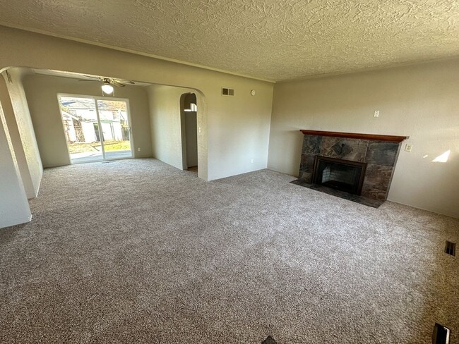 Foto del edificio - 1069 Evergreen Ave NE