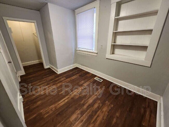 Building Photo - 424 S 4th St