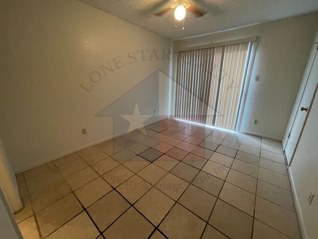 Foto del edificio - 3001 Lake Rd