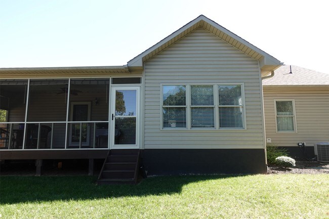 Building Photo - 115 Bessie Ave
