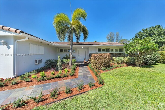 Building Photo - 7460 Twin Sabal Dr