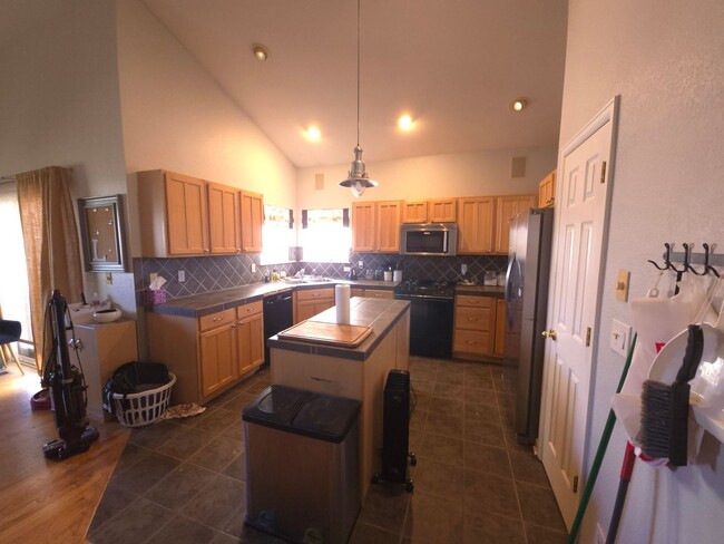 Building Photo - 2 Bedroom Craftsman Home in Longmont!