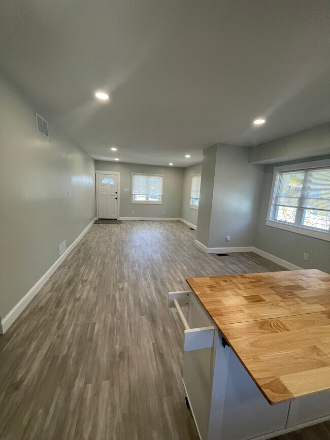 Amplio espacio habitable - 557 W Graisbury Ave