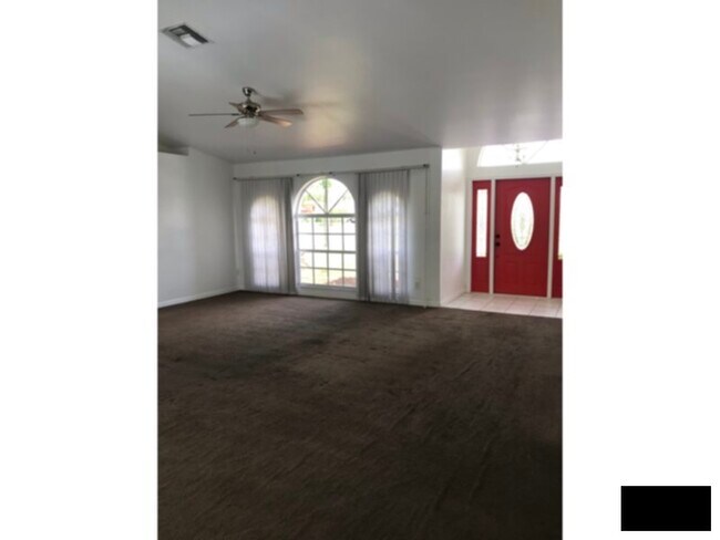 Building Photo - Fenced Yard, Lawn Care Included!!
