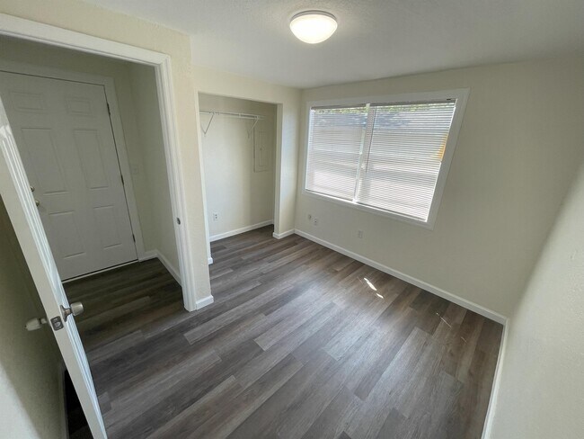 Building Photo - 617 Lakehurst St