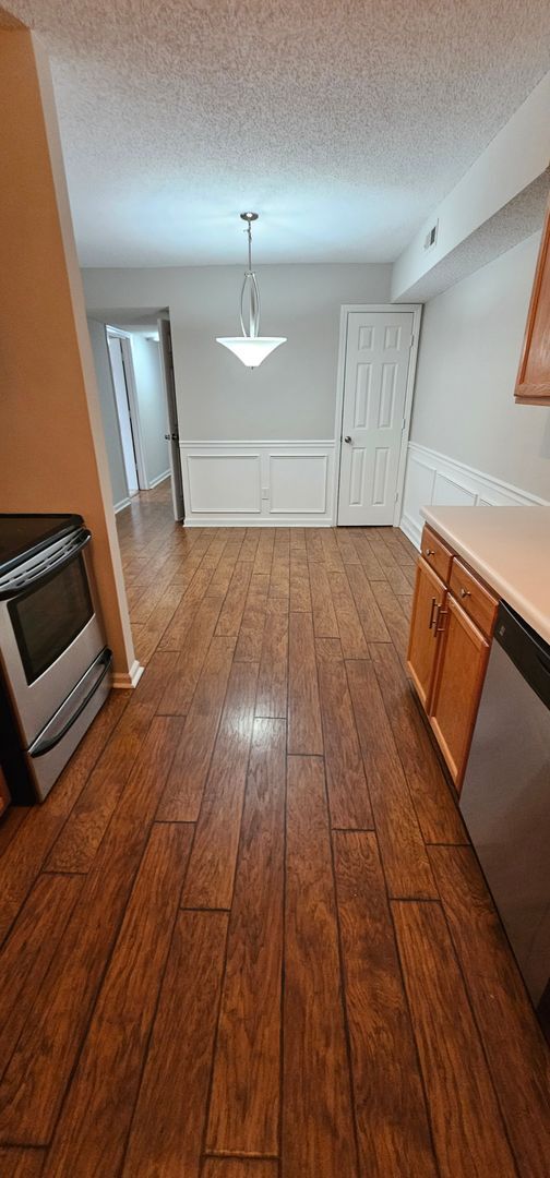 Building Photo - Stop Looking, Start Living!! Apply today