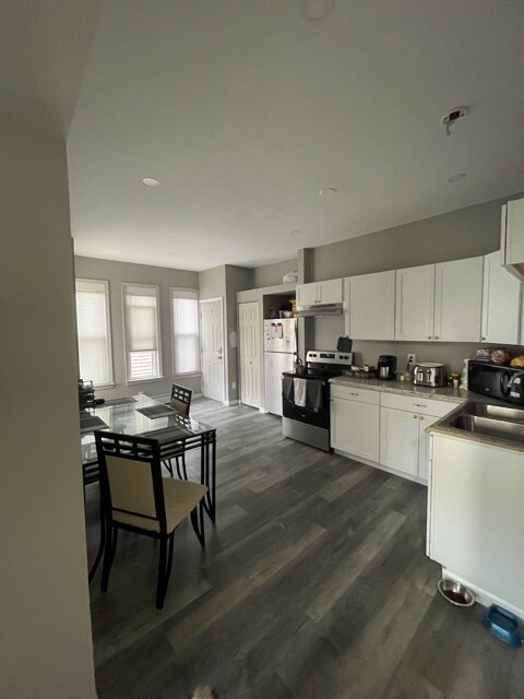 Foto del edificio - 411 Pleasant St