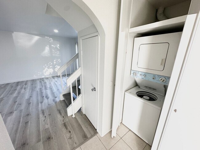 Foto del edificio - NEWLY REMODELED Two Story Condo in a Beaut...
