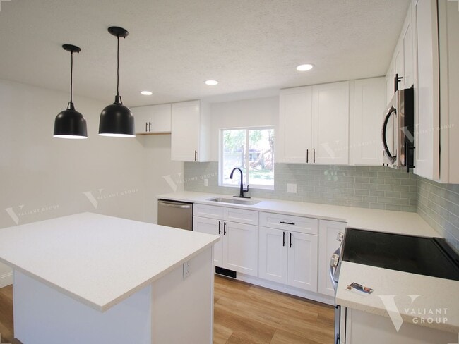 Building Photo - Beautifully Renovated 3-Bedroom Rental in South Springfield with Contemporary Finishes