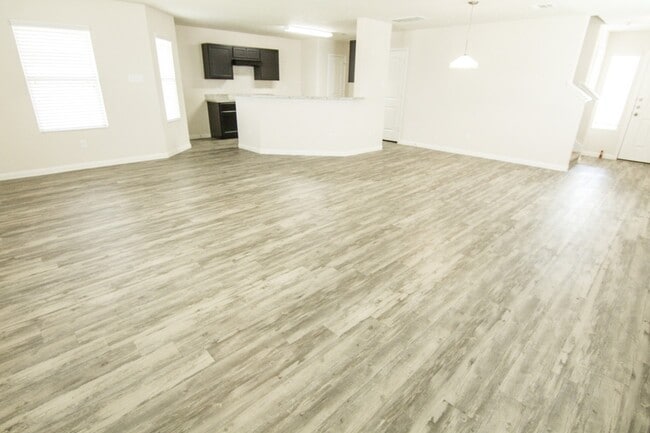 Building Photo - 913 Ember Wood Ct