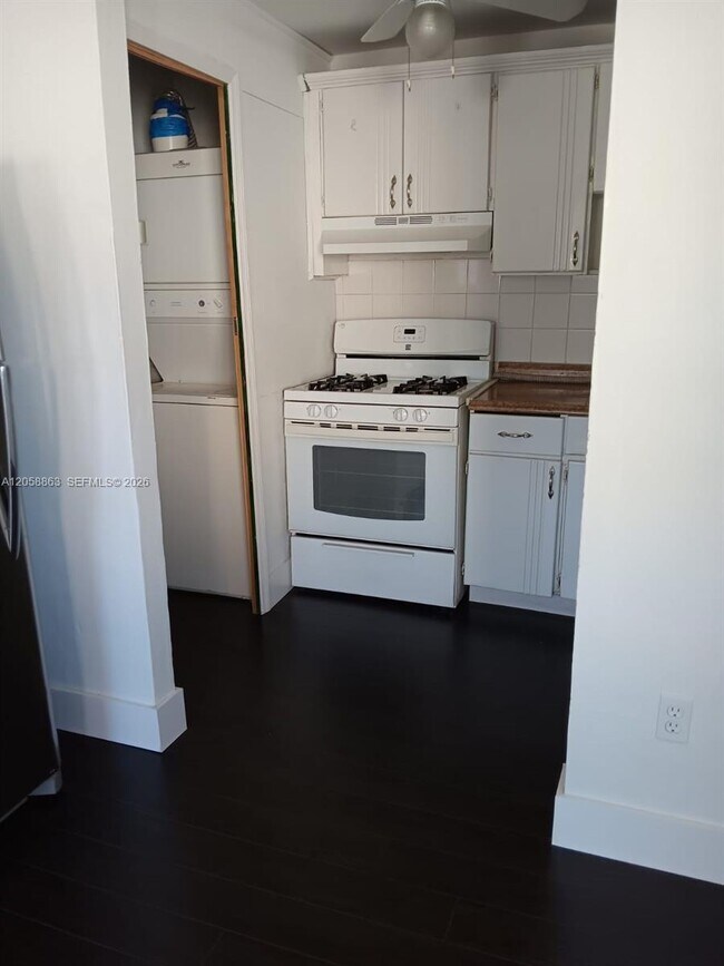 Building Photo - 107 SW 18th Ct