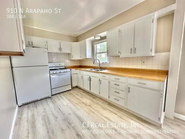 Building Photo - 910 N Arapaho St