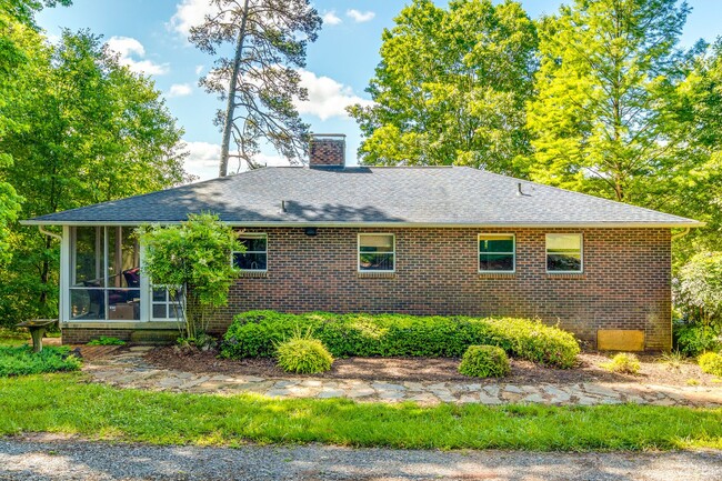 Building Photo - Lakefront living in Belmont! 3 bedroom 2 bath