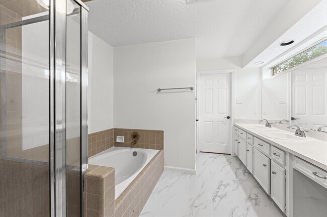 Foto del edificio - 110 Shadow Wood Dr