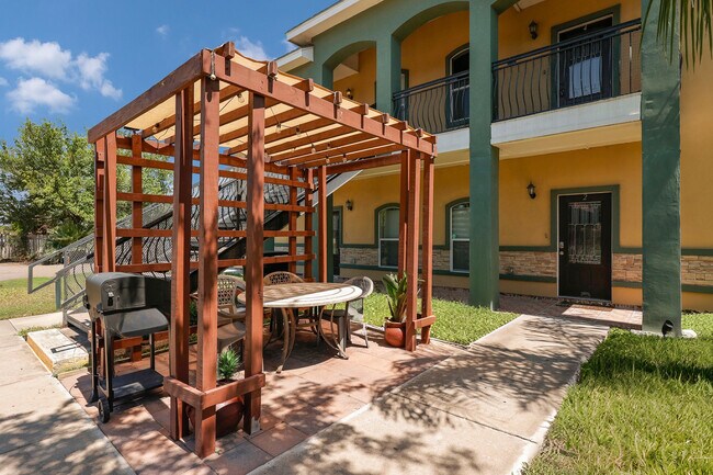 ¡Área de barbacoa comunitaria al aire libre! - 801 E Daffodil