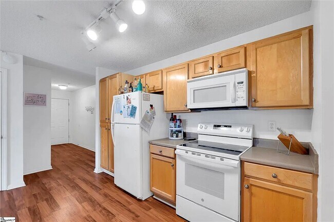 Foto del edificio - 1412 Harts Ridge Dr