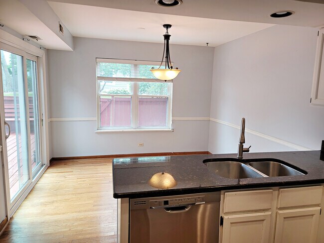 Foto del edificio - 14 White Pine Dr