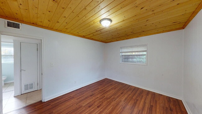 Foto del edificio - "Charming 3-Bedroom Home with Gleaming Hardwood Floors and 3 Full Baths on Camelot Rd, Jacksonvil...