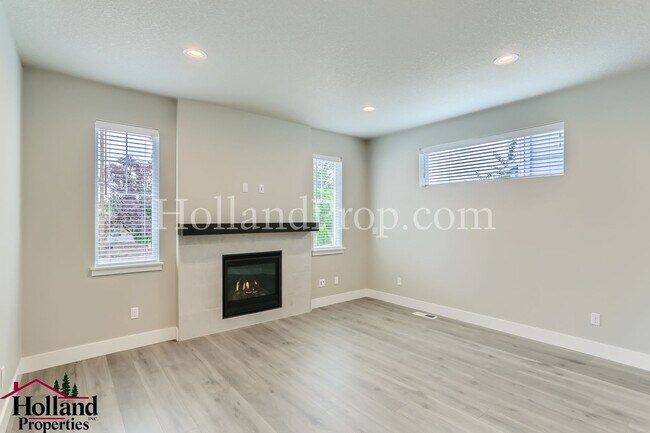Building Photo - Spacious & Bright 5-Bedroom Home with Office and Fireplace in Hillsboro! NEW BEST PRICE at $2,845...