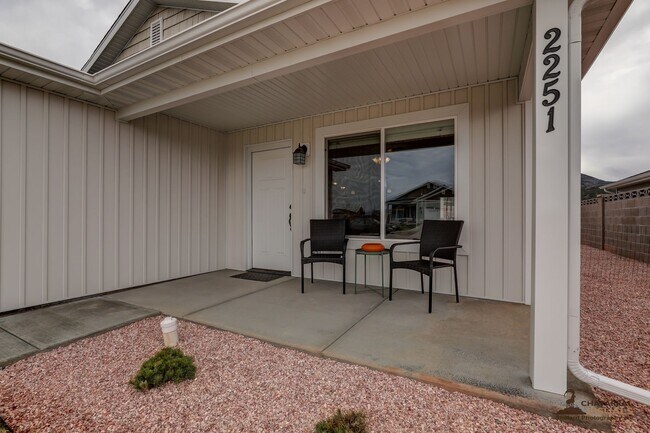 Building Photo - Spacious Family Home