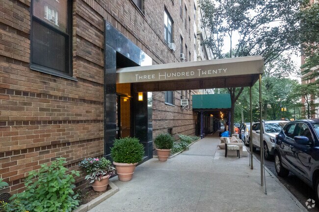 Building Photo - 320 W 90th St