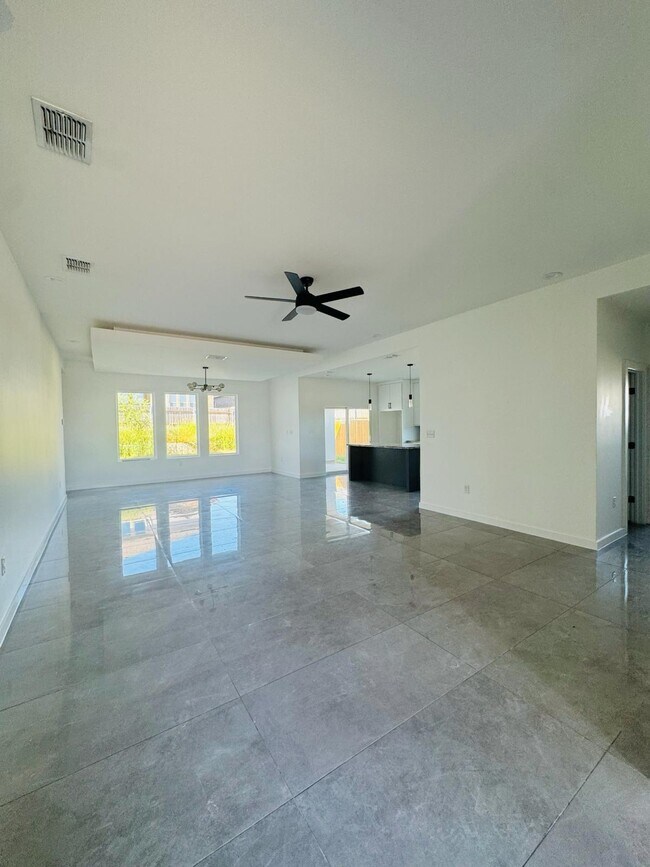 Building Photo - 420 Placido Dr