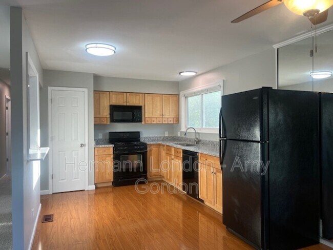Building Photo - 17 Creekside Dr