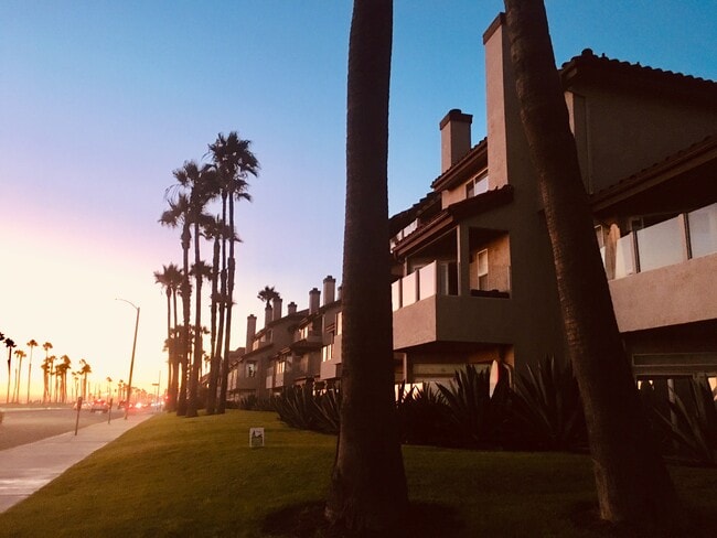 BeachFront Complex of 42 units/owners in Huntington Beach - 1400 Pacific Coast Hwy