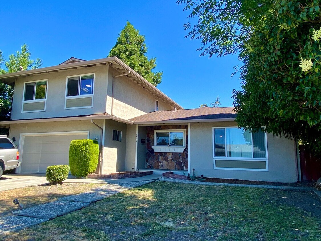 Foto principal - $3,690 / 4 BR - 2194 S.F. - VERY NICE CENT...