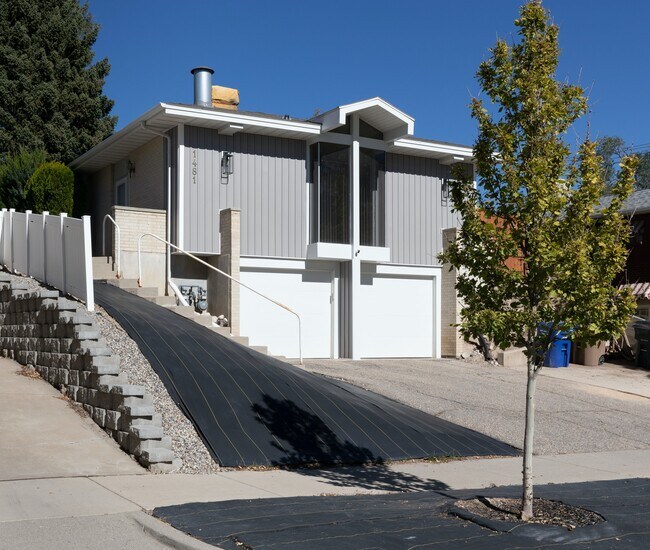 Foto del edificio - 1481 E Blaine Ave