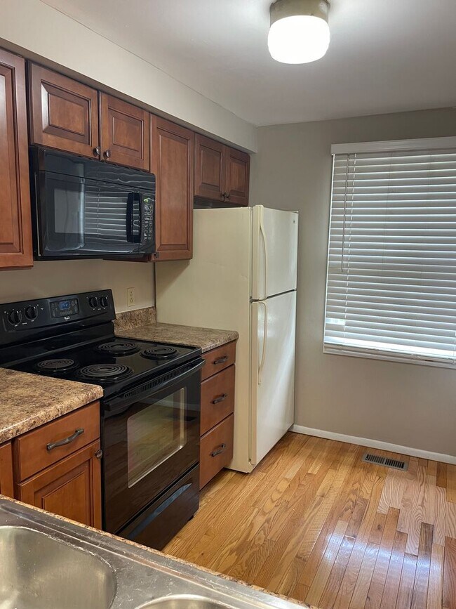 Foto del edificio - 2-bedroom, 1.5-bathroom townhouse