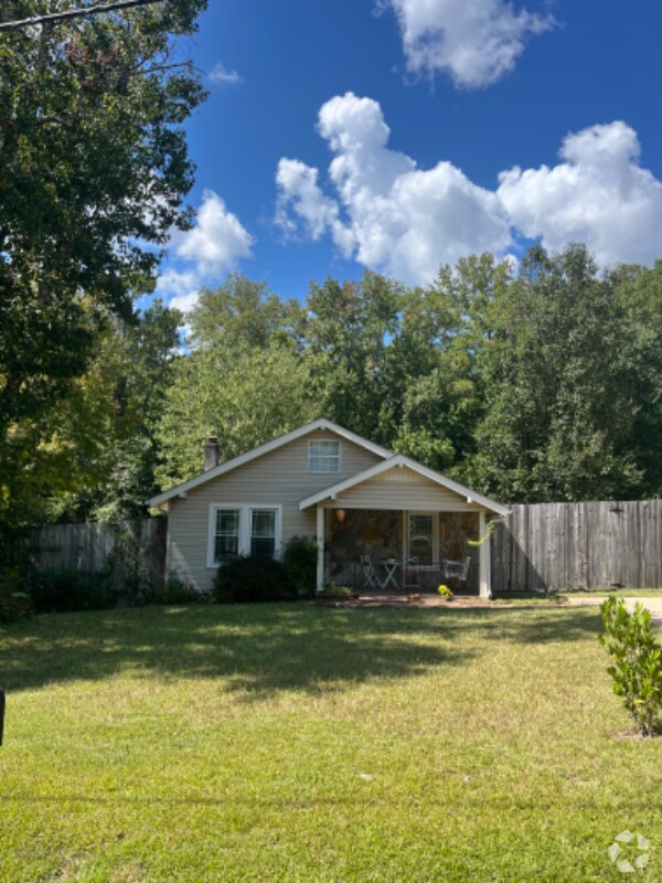 Half Mile Lake Apartments for Rent with Hardwood Floors Greenville