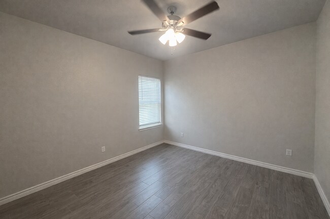 Foto del edificio - 3 Bed 2 Bath Jarrell Tx New management