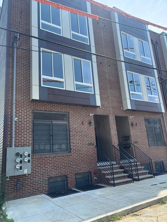 Building Photo - 2007-13-2013 N Croskey St