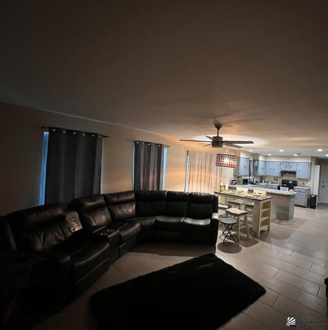 Foto del edificio - 3215 London Dr