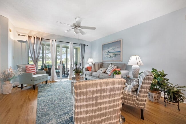 Foto del edificio - GORGEOUS 2 BEDROOM, 2 BATHROOM 1ST FLOOR CONDO LOCATED IN THE HIGHLY SOUGHT AFTER TENTH FAIRWAY A...