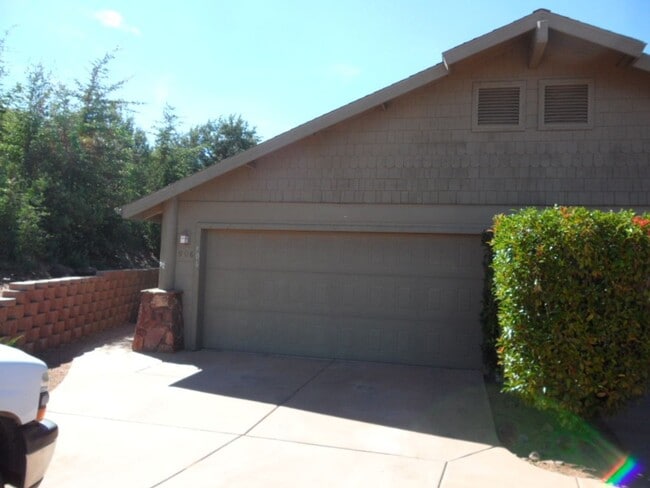 Building Photo - 2 bed / 2 bath - 2 car attached garage