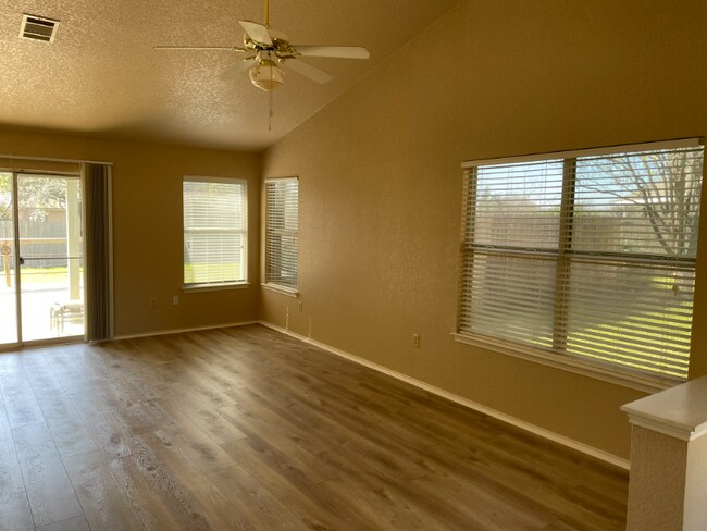 Building Photo - 204 Prairie Springs Loop
