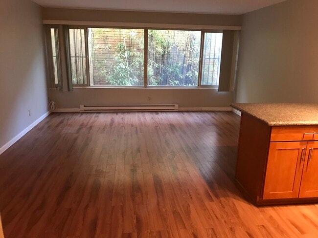 Sala de estar - 414 Belmont Ave E