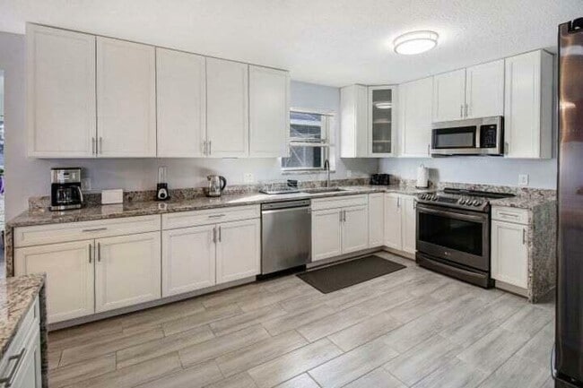 Building Photo - 120 E Park Ln