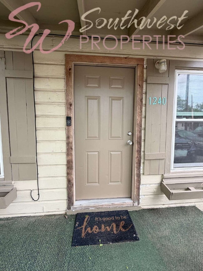 Building Photo - 3 bedroom 1 bath with large bedrooms! Easy walk to campus!