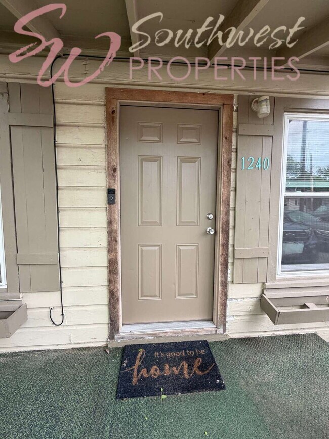 Foto del edificio - 3 bedroom 1 bath with large bedrooms! Easy walk to campus!