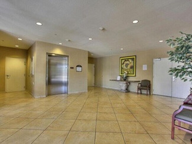 Foto del edificio - Beautiful 2bd Condo In Gated Community With Pool, Gym, and In-unit Laundry!
