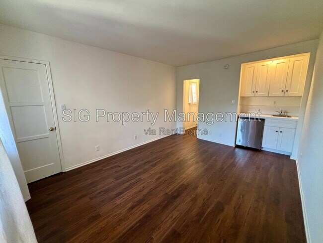 Foto del edificio - 4371 Sunset Dr