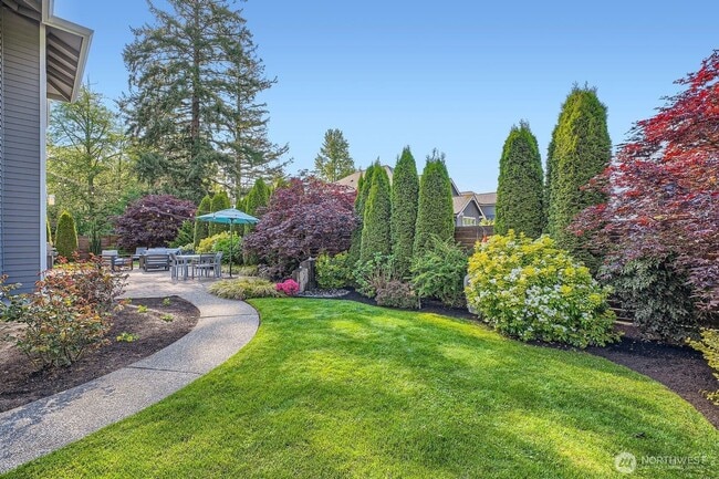 Building Photo - Gorgeous 3 bedroom plus den 2.5 bath house...