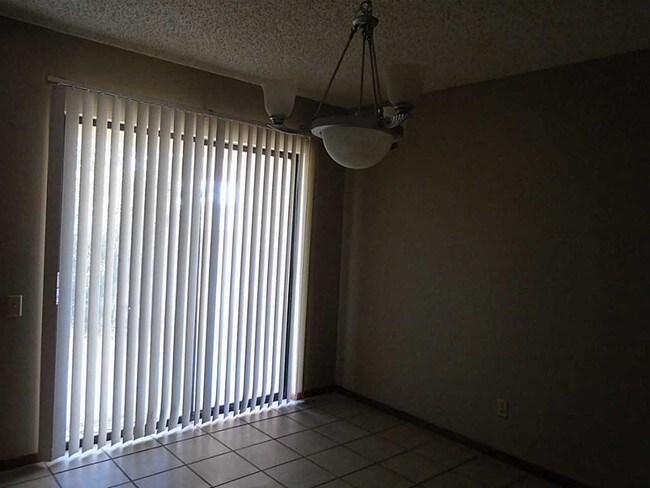 Building Photo - 1705 Villa Santos Cir