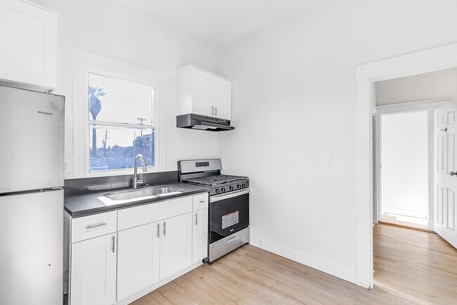 Foto del edificio - 1618 E Vernon Ave