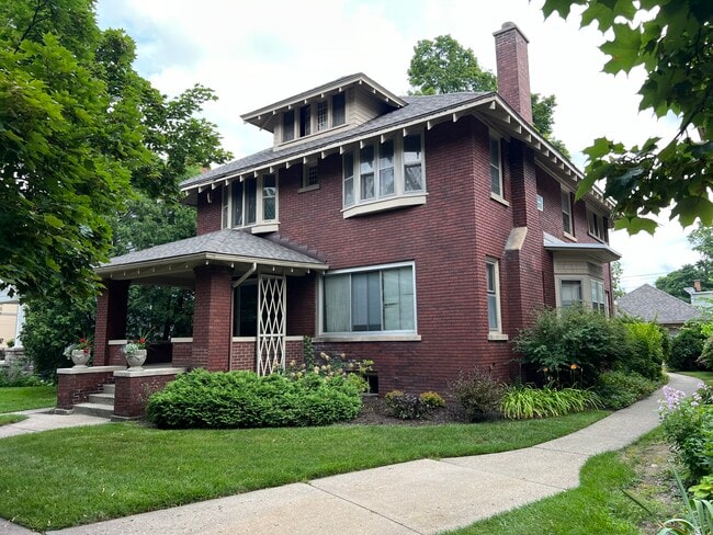 Building Photo - 222 Lafayette Ave NE