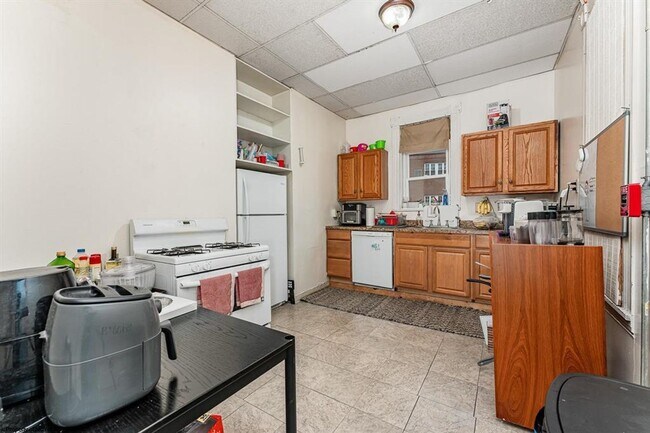 Foto del edificio - Downtown House - 6 Bedroom/ 2 Bathroom Lar...