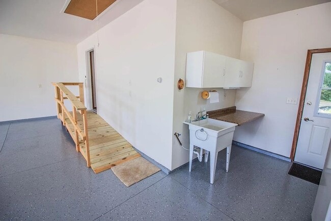 Garage - 144 N Pleasant View Rd